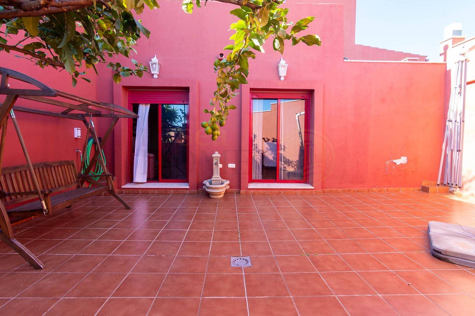 Haus zum Verkauf in Nerja mit unglaublichem Meerblick, Schwimmbad und privater Garage