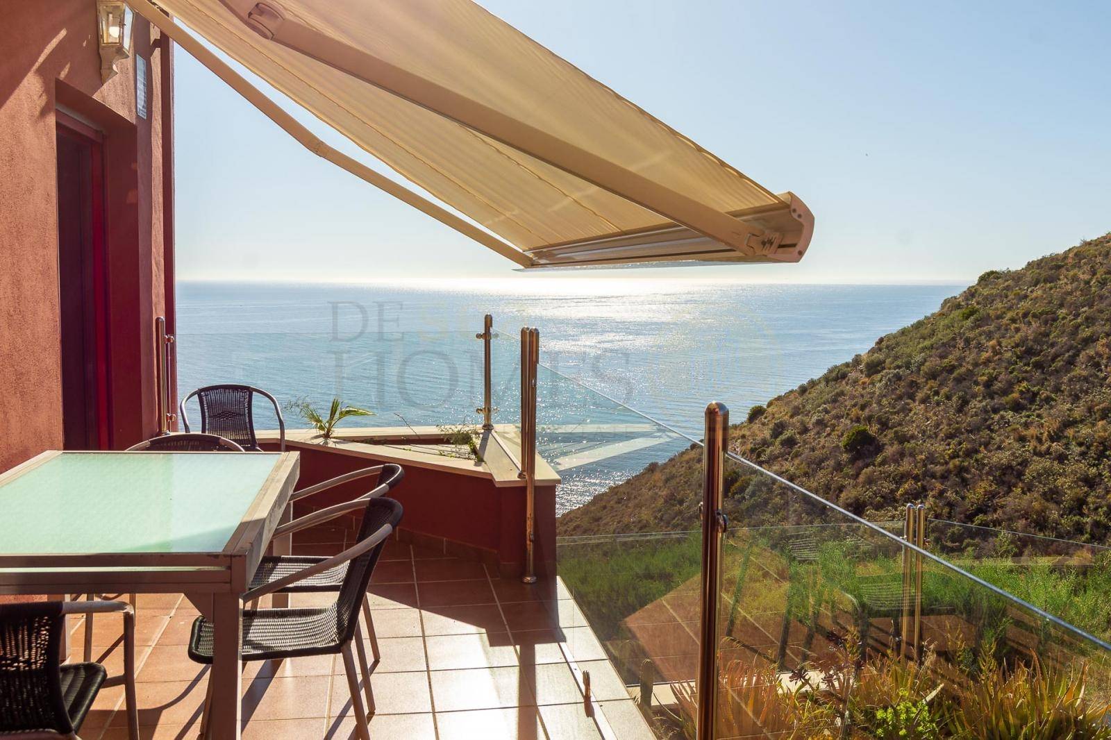 Casa en venta en Nerja con increíbles vistas al mar, piscina y garaje privado