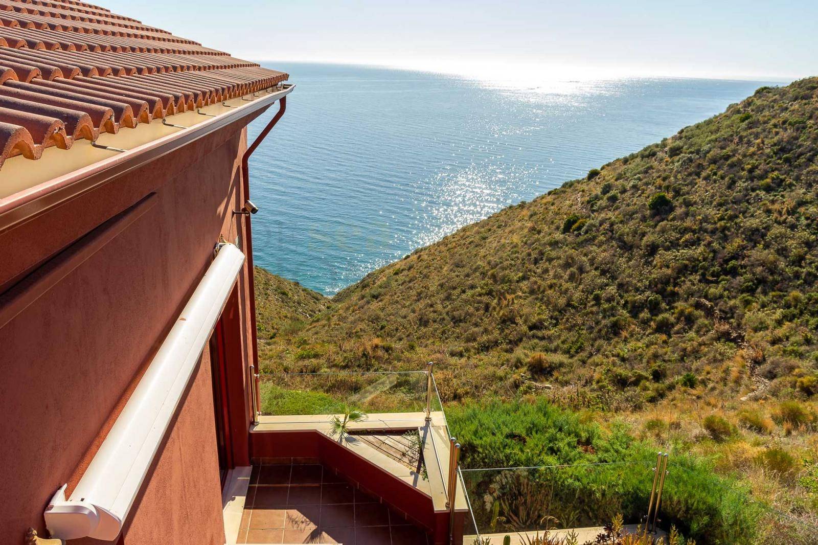 Maison à vendre à Nerja avec vue incroyable sur la mer, piscine et garage privé