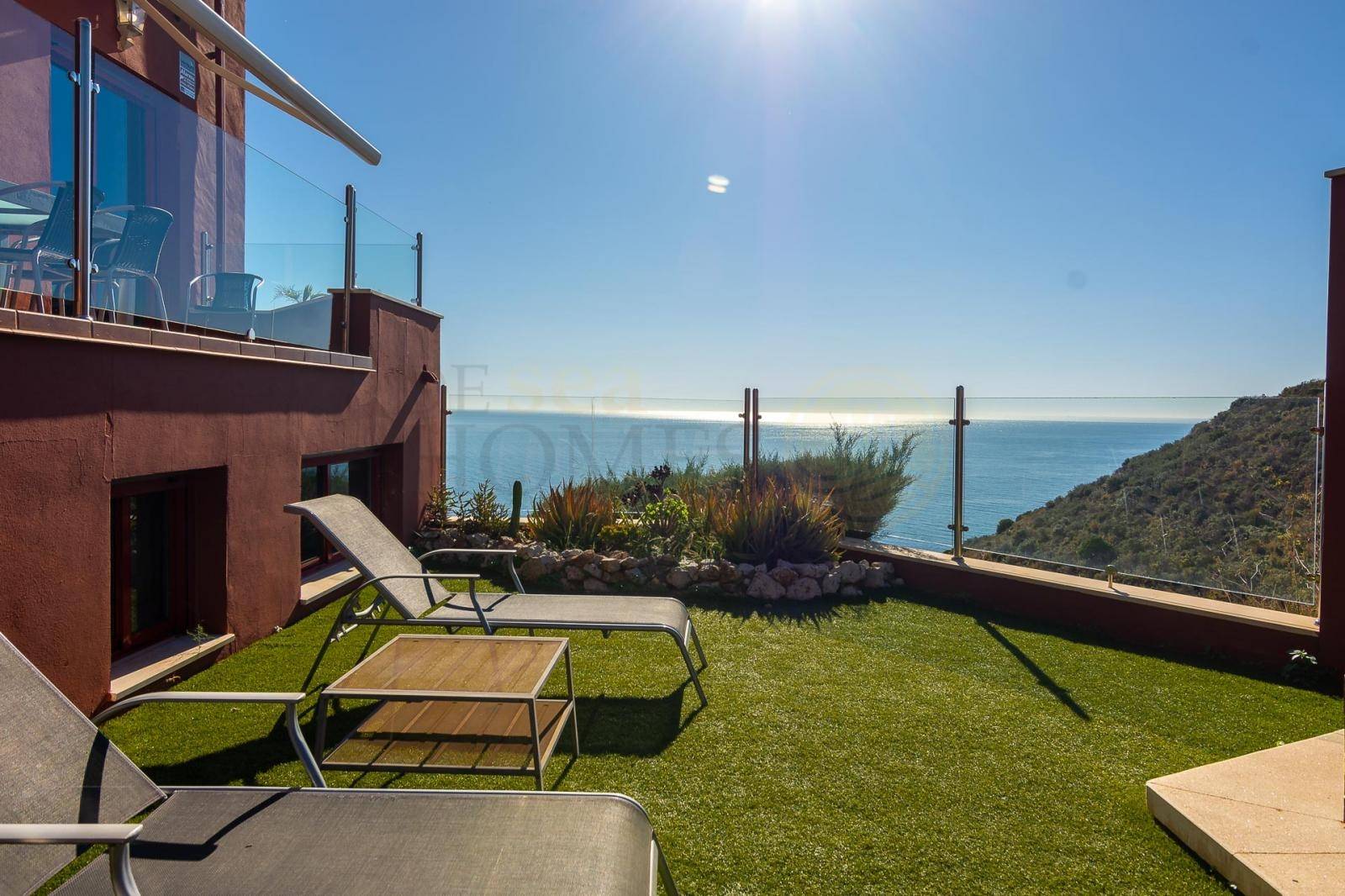 Maison à vendre à Nerja avec vue incroyable sur la mer, piscine et garage privé