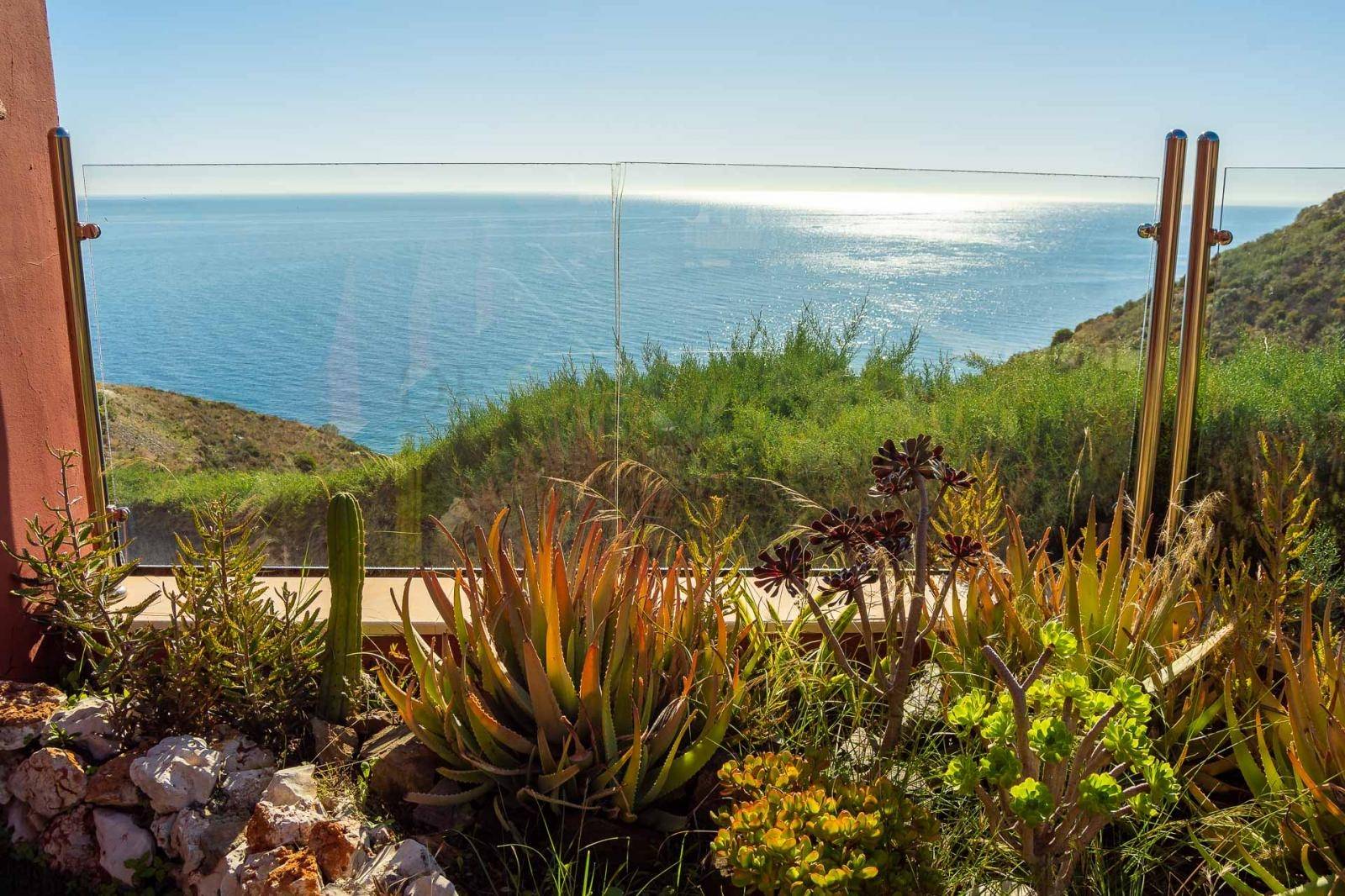 Maison à vendre à Nerja avec vue incroyable sur la mer, piscine et garage privé