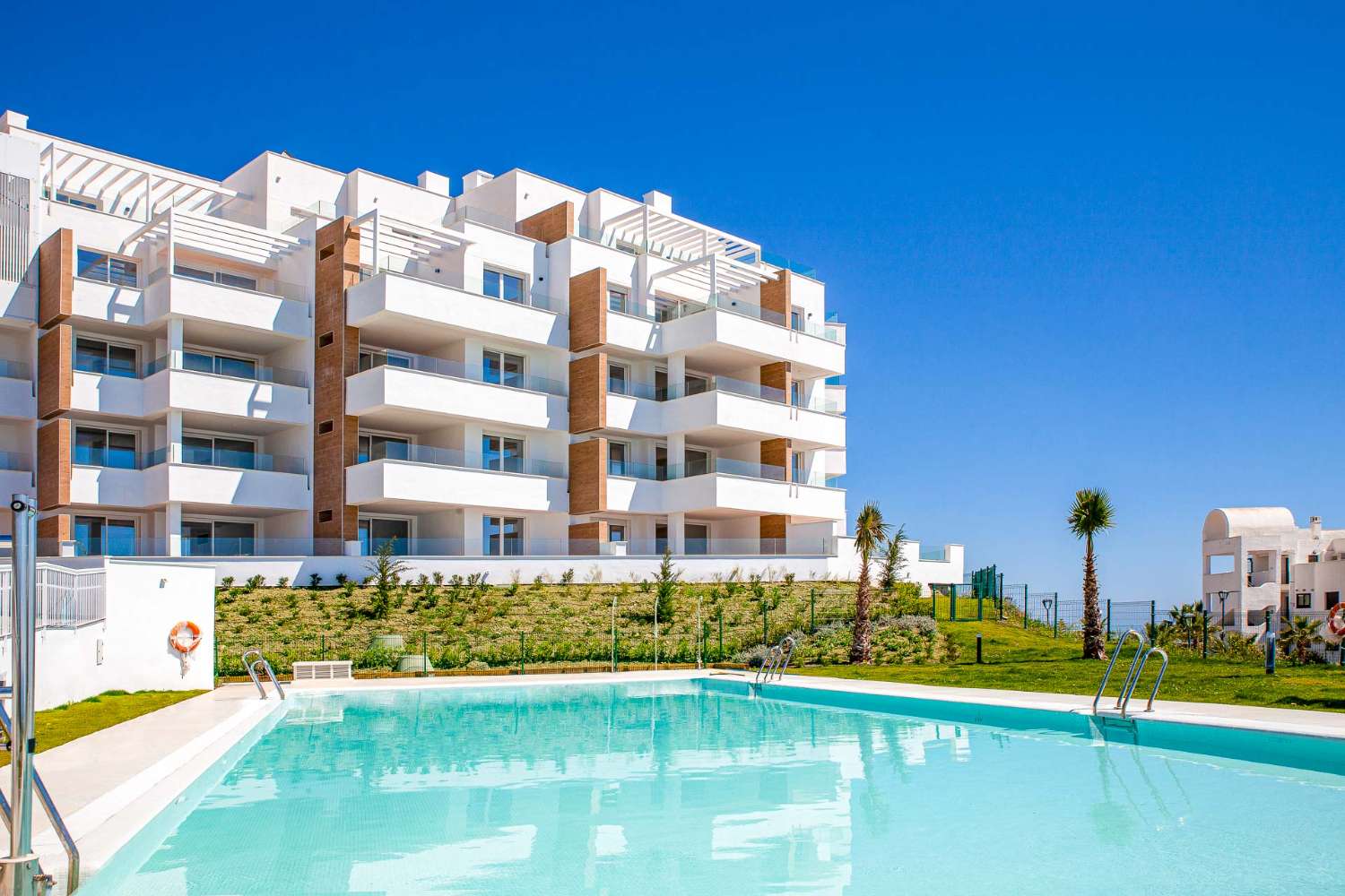 Apartamento en venta en torrox costa con bonitas vistas al mar, garaje y piscina comunitaria