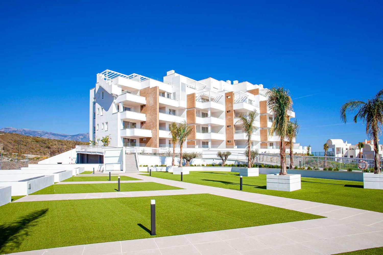 Apartamento en venta en torrox costa con bonitas vistas al mar, garaje y piscina comunitaria