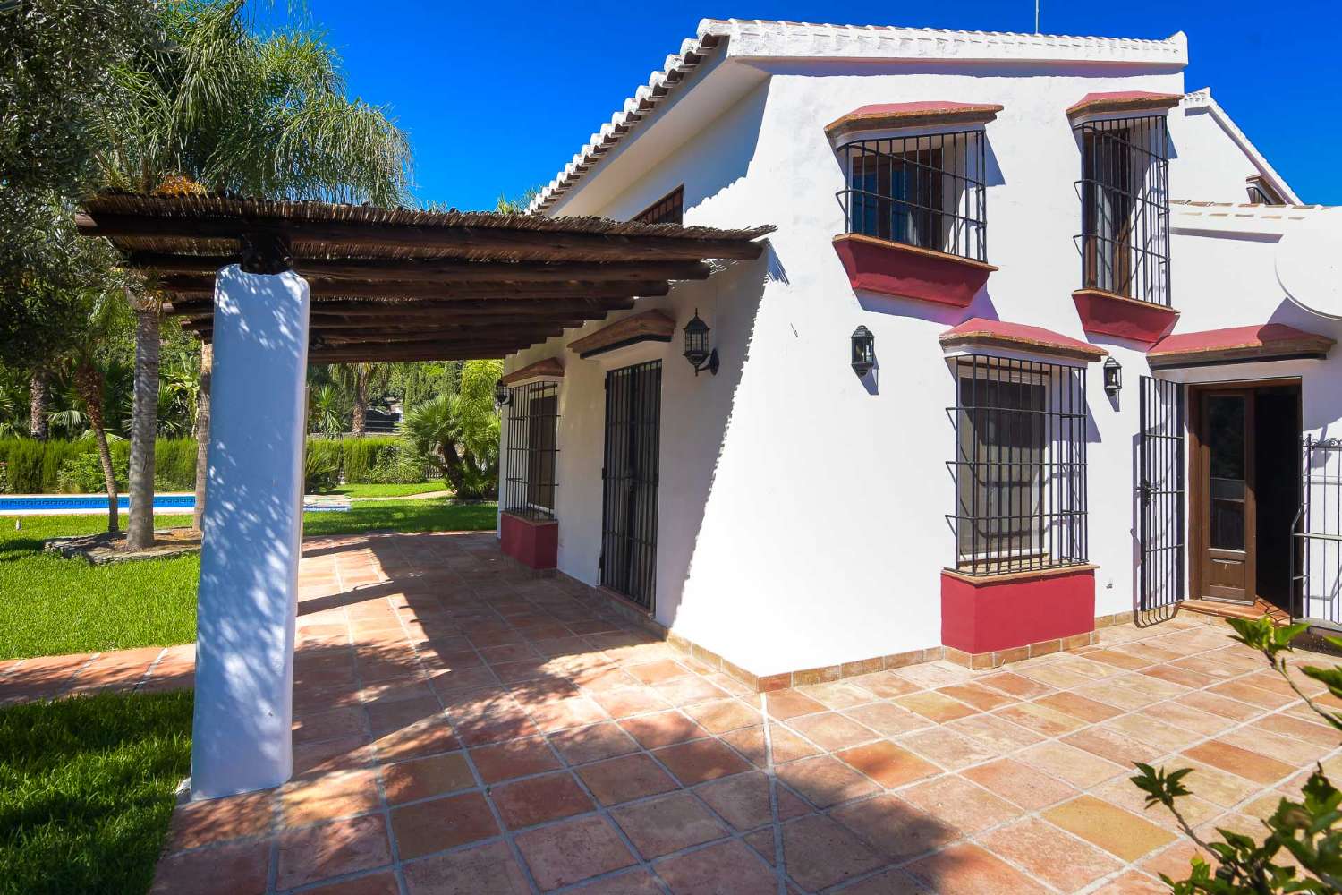 Complejo con 3 casas y 2 piscinas en venta en frigiliana