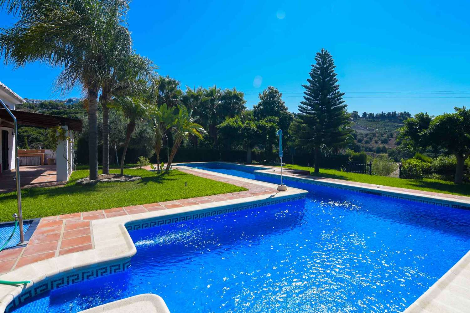 Complejo con 3 casas y 2 piscinas en venta en frigiliana