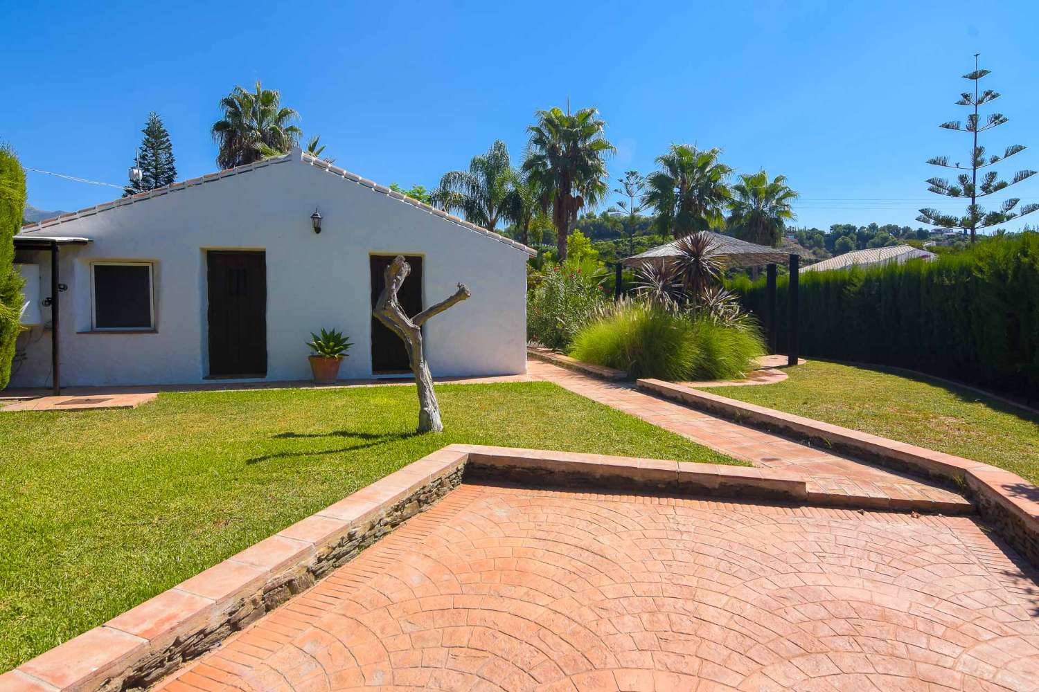 Complejo con 3 casas y 2 piscinas en venta en frigiliana