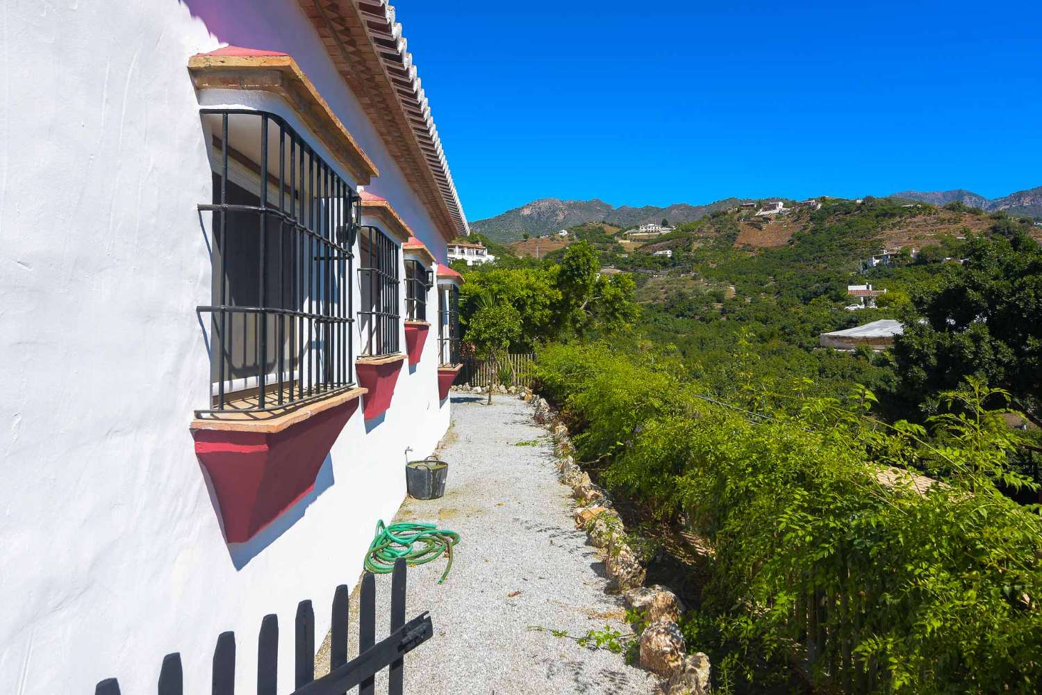 Complejo con 3 casas y 2 piscinas en venta en frigiliana