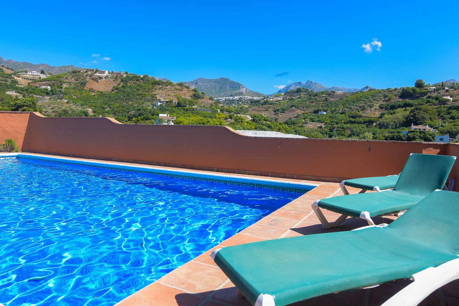 Complejo con 3 casas y 2 piscinas en venta en frigiliana