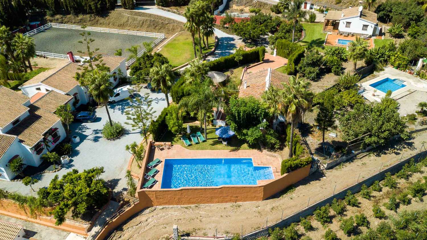 Complejo con 3 casas y 2 piscinas en venta en frigiliana