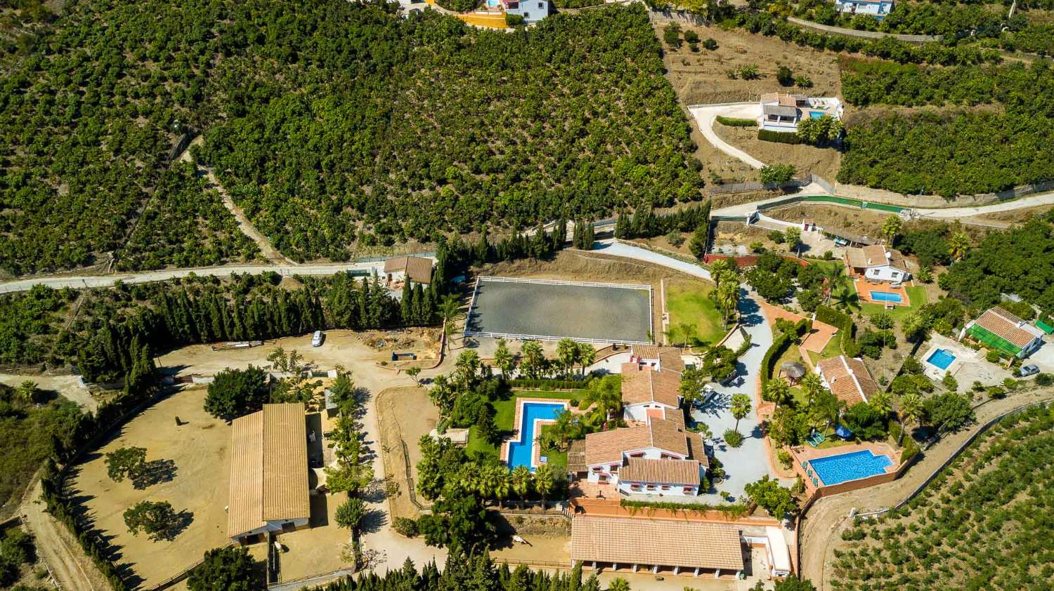 Complejo con 3 casas y 2 piscinas en venta en frigiliana