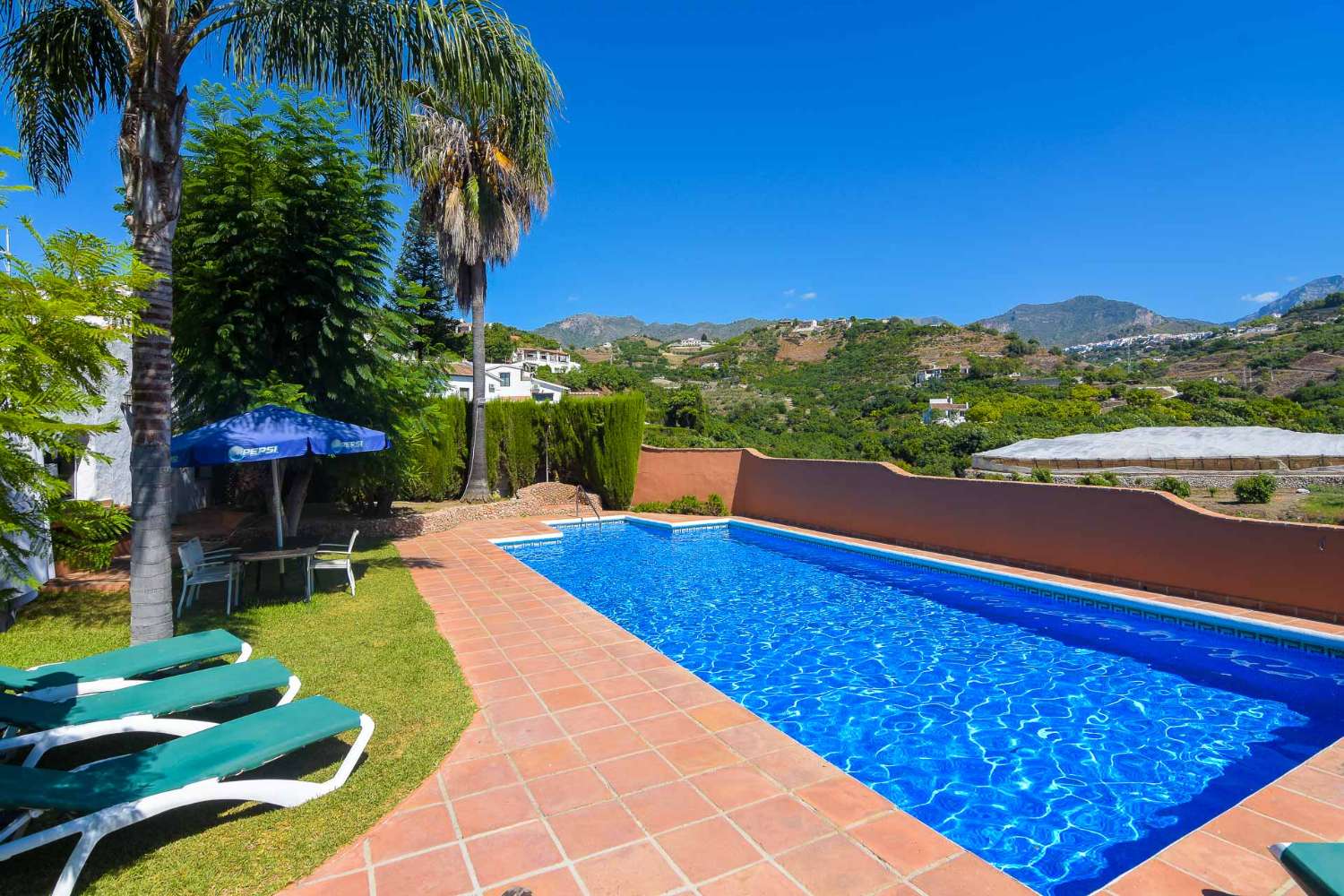 Complejo con 3 casas y 2 piscinas en venta en frigiliana