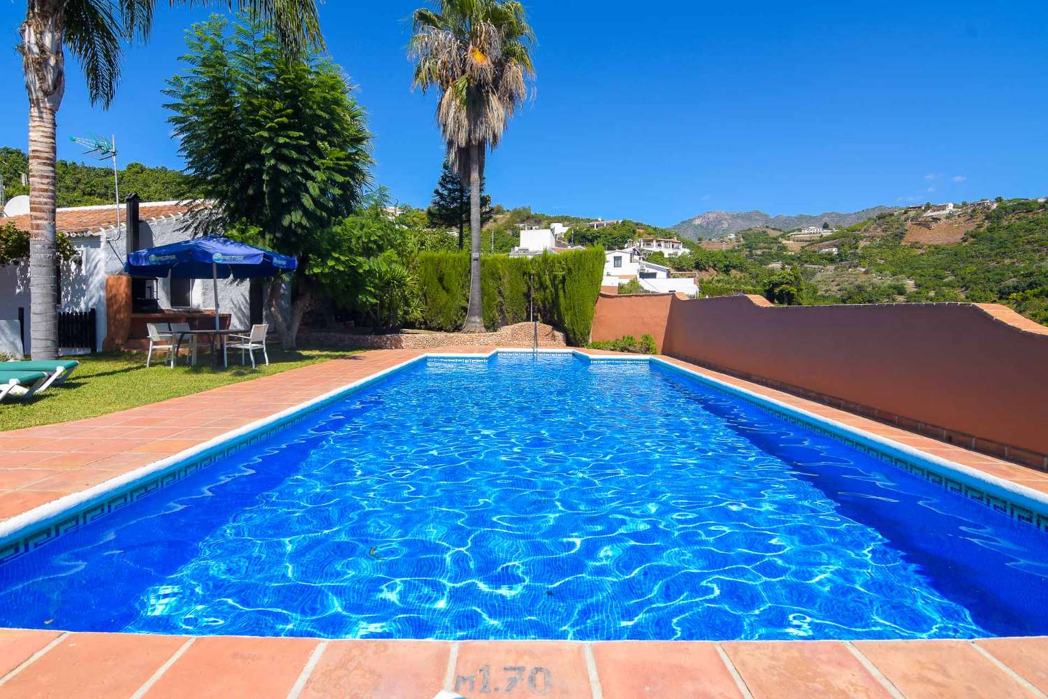 Complejo con 3 casas y 2 piscinas en venta en frigiliana