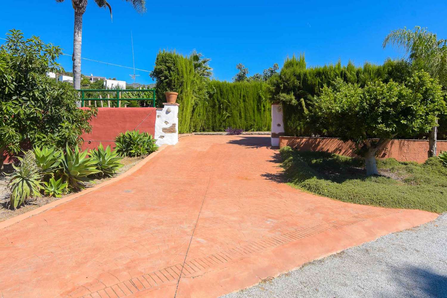 Complejo con 3 casas y 2 piscinas en venta en frigiliana