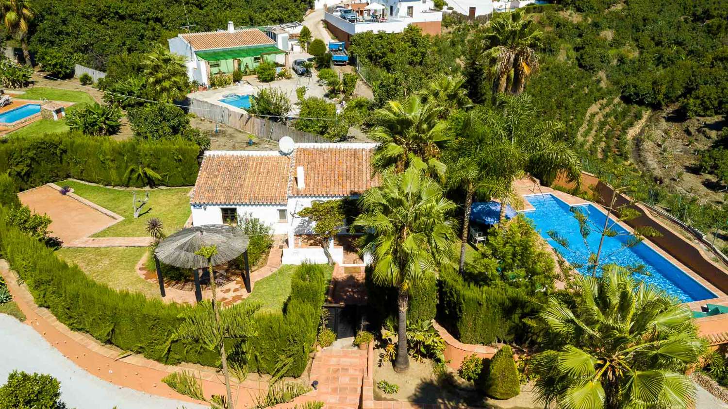 Complejo con 3 casas y 2 piscinas en venta en frigiliana