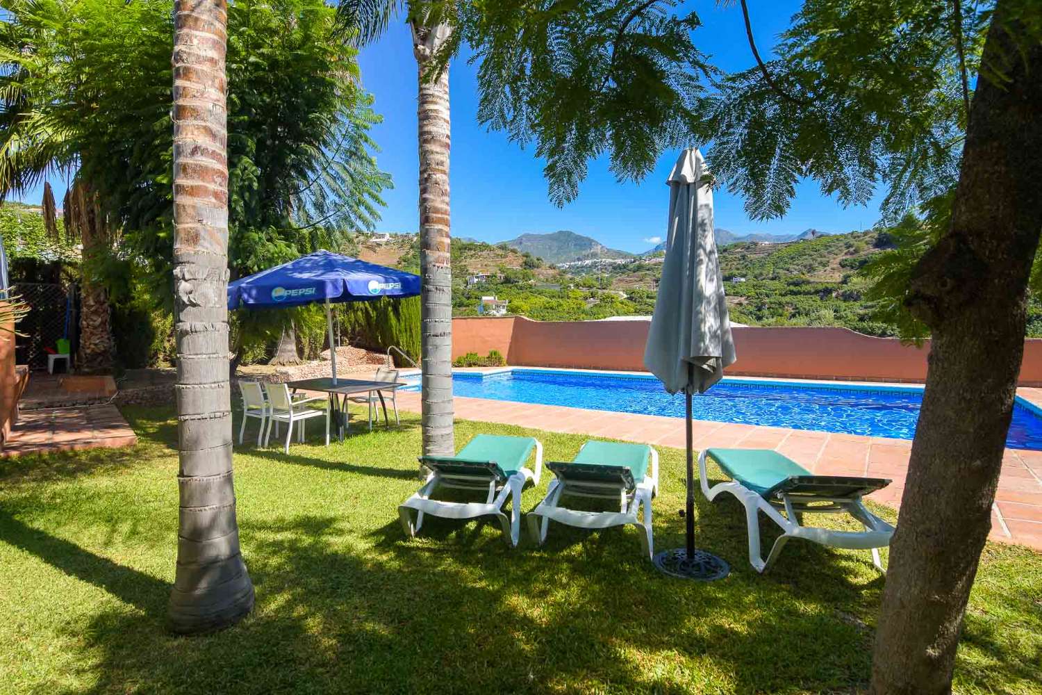 Complejo con 3 casas y 2 piscinas en venta en frigiliana