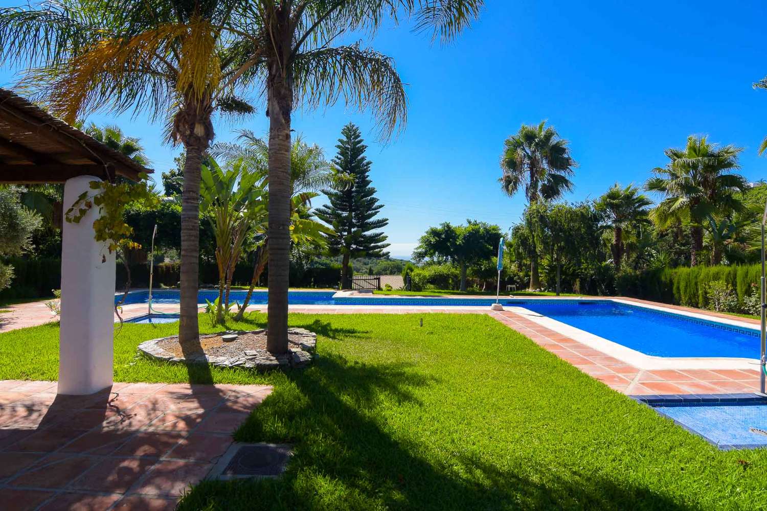 Complejo con 3 casas y 2 piscinas en venta en frigiliana